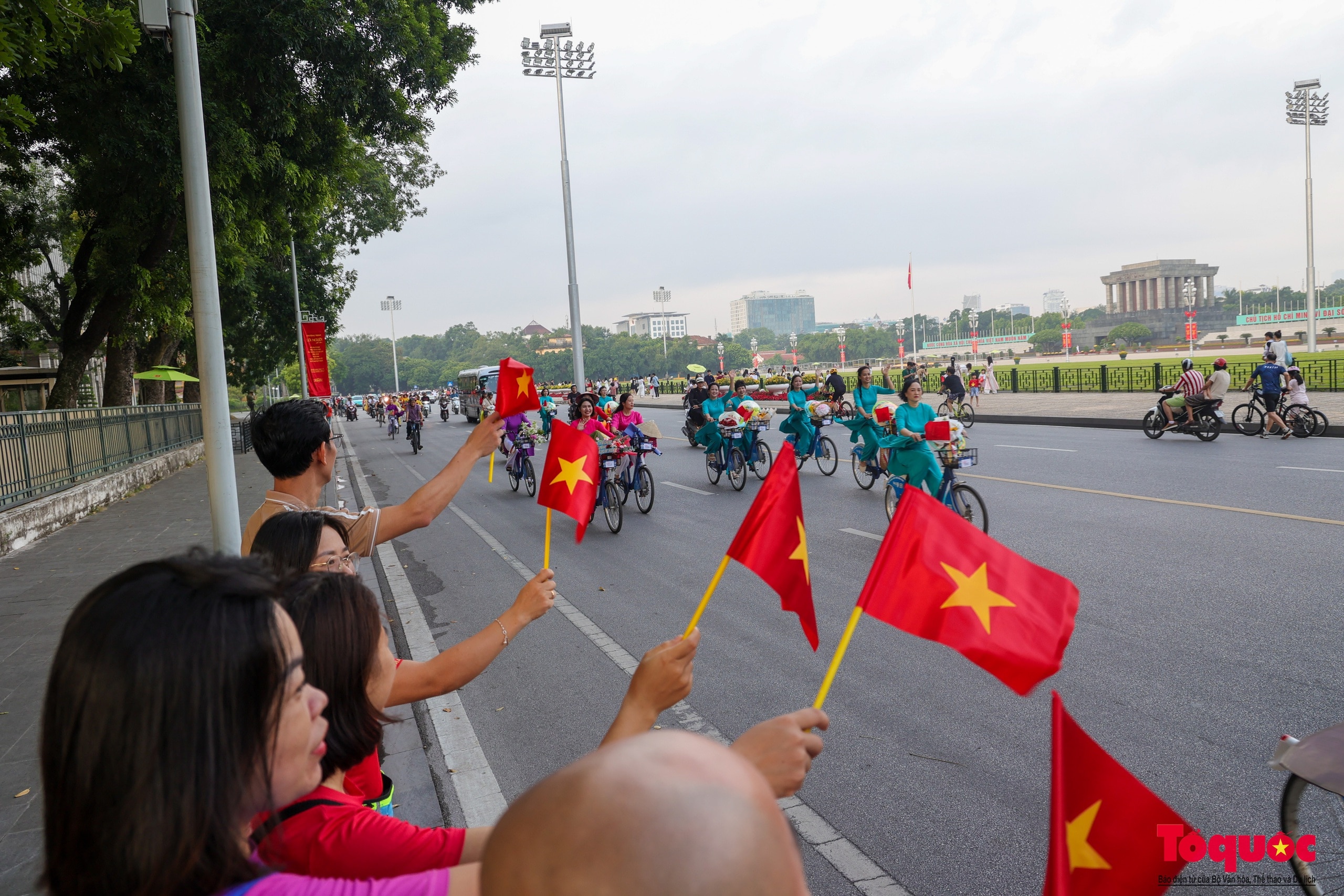 Diễu hành xe đạp, cùng áo dài kết nối các di sản tại Hà Nội - Ảnh 4.