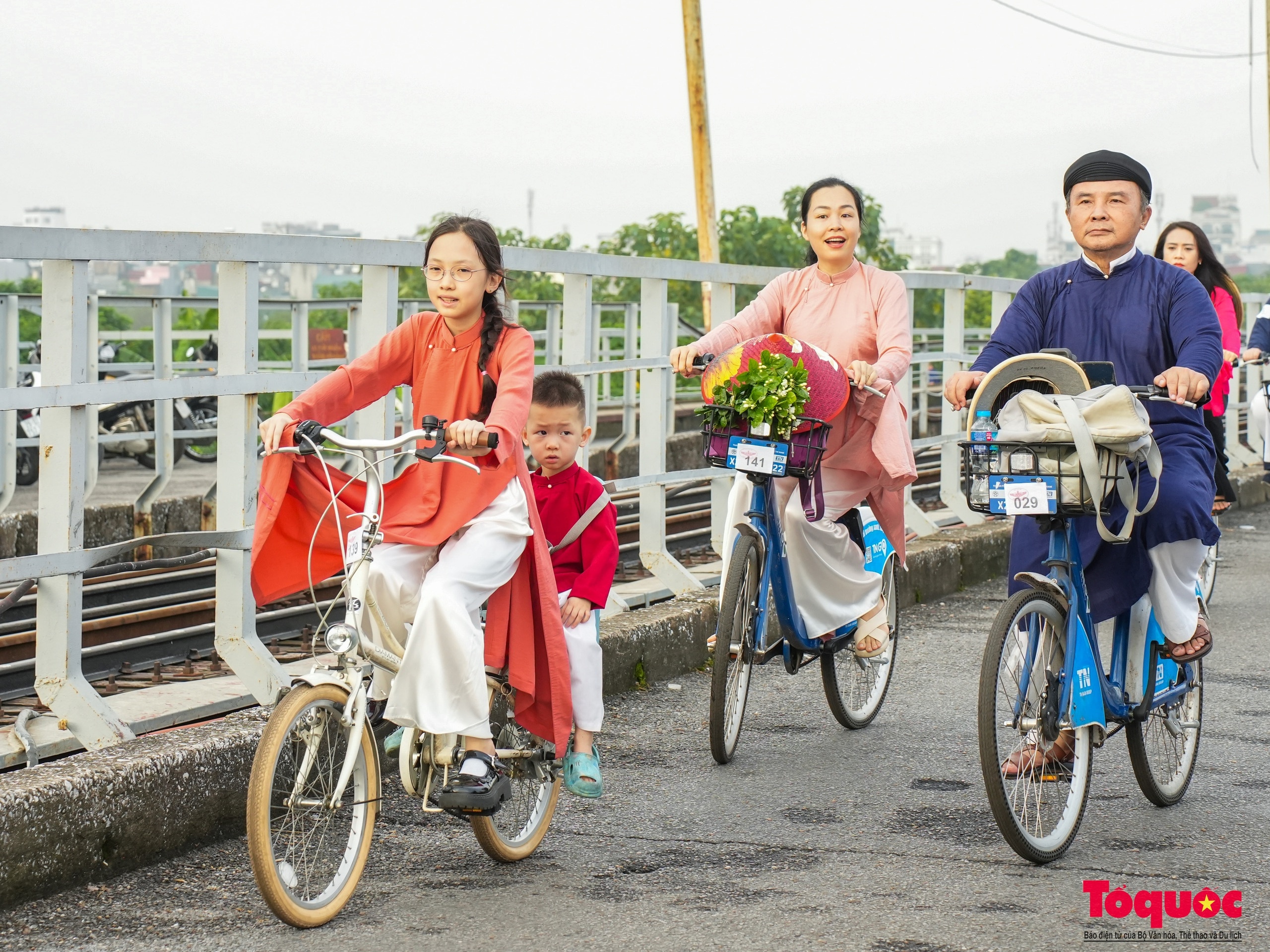 Diễu hành xe đạp, cùng áo dài kết nối các di sản tại Hà Nội - Ảnh 8.