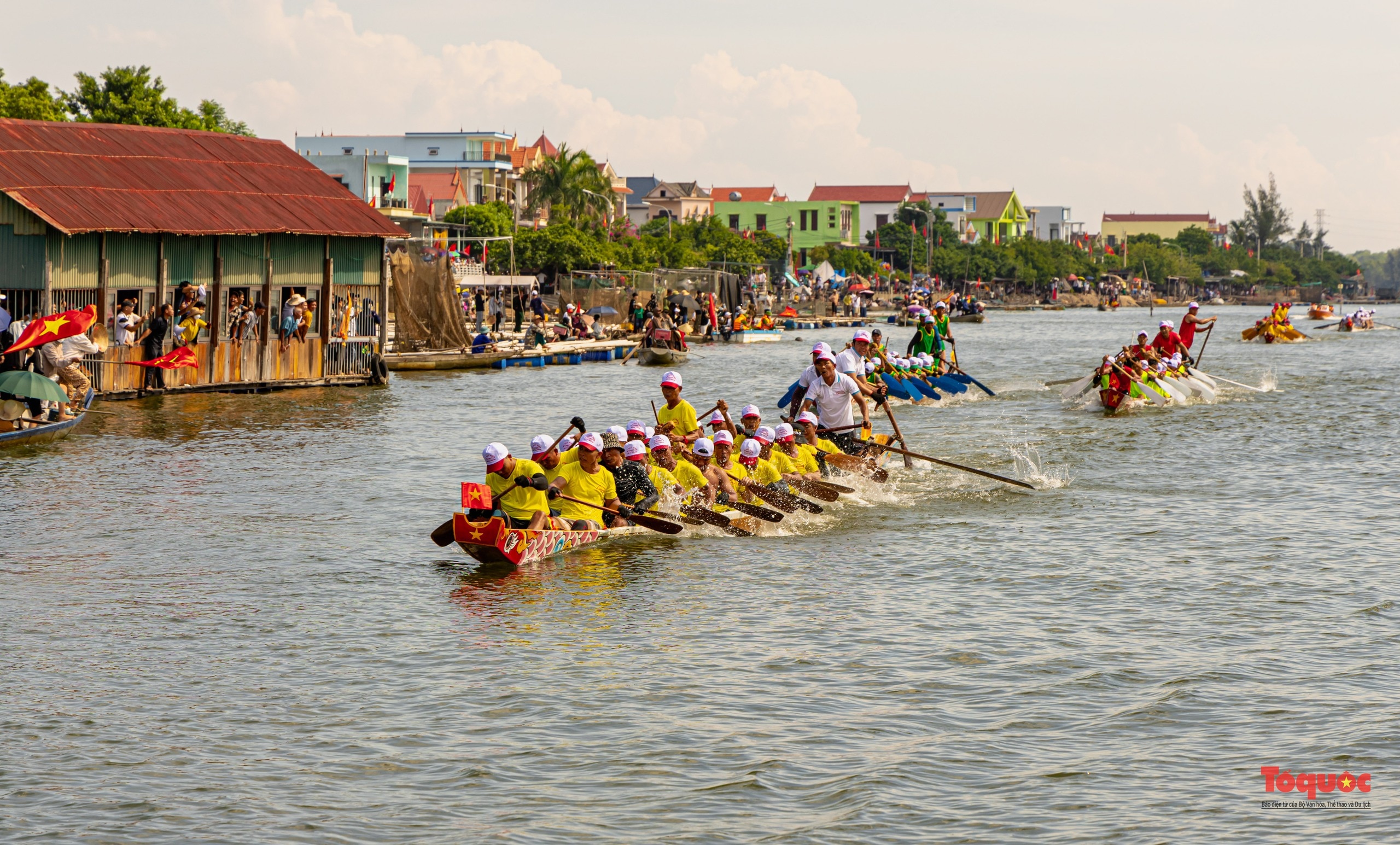 Hào hững lễ hội đua bơi cầu "mưa thuận gió hoà" trên dòng sông Nhật Lệ - Ảnh 8.