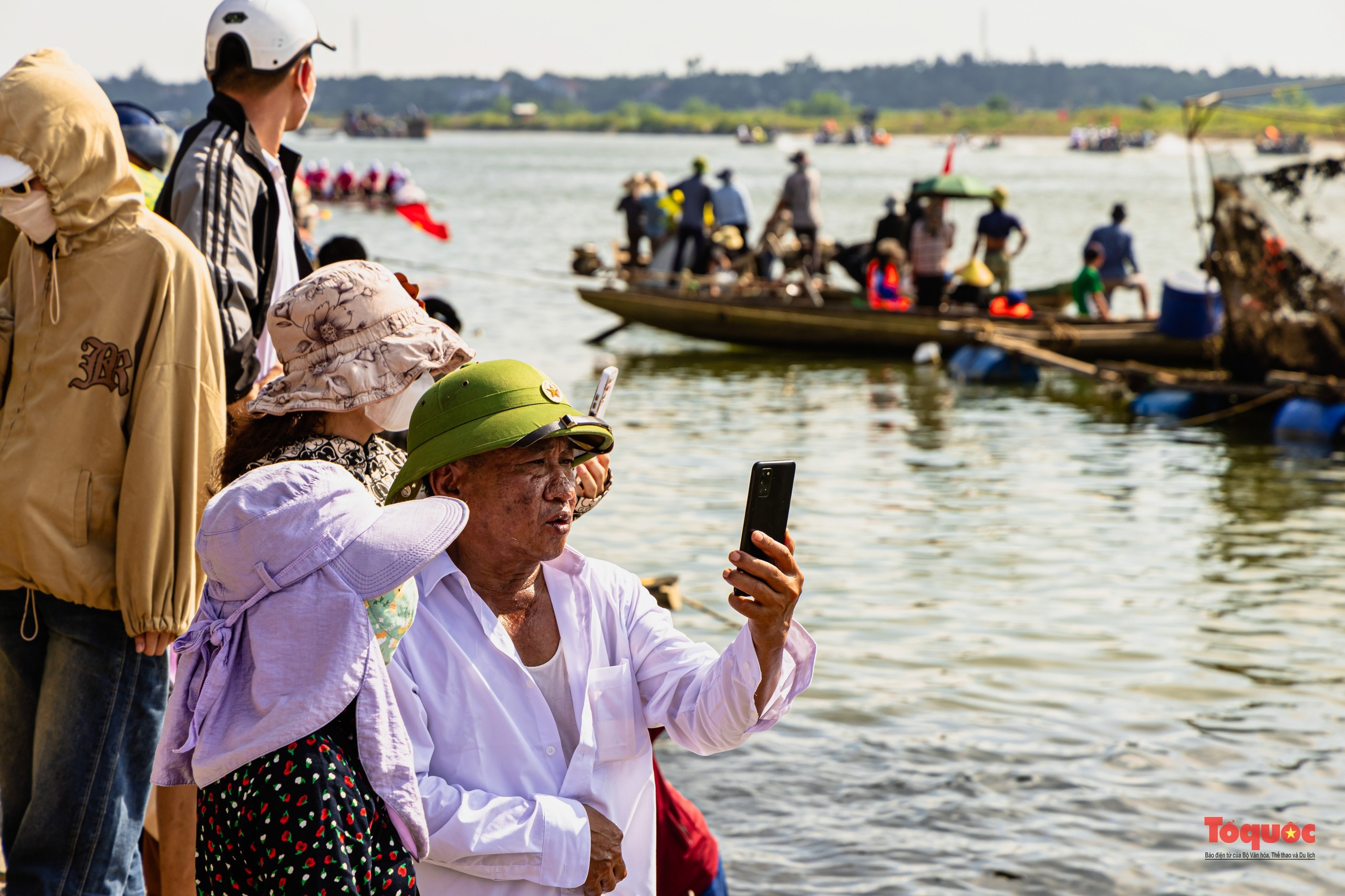 Hào hững lễ hội đua bơi cầu "mưa thuận gió hoà" trên dòng sông Nhật Lệ - Ảnh 14.