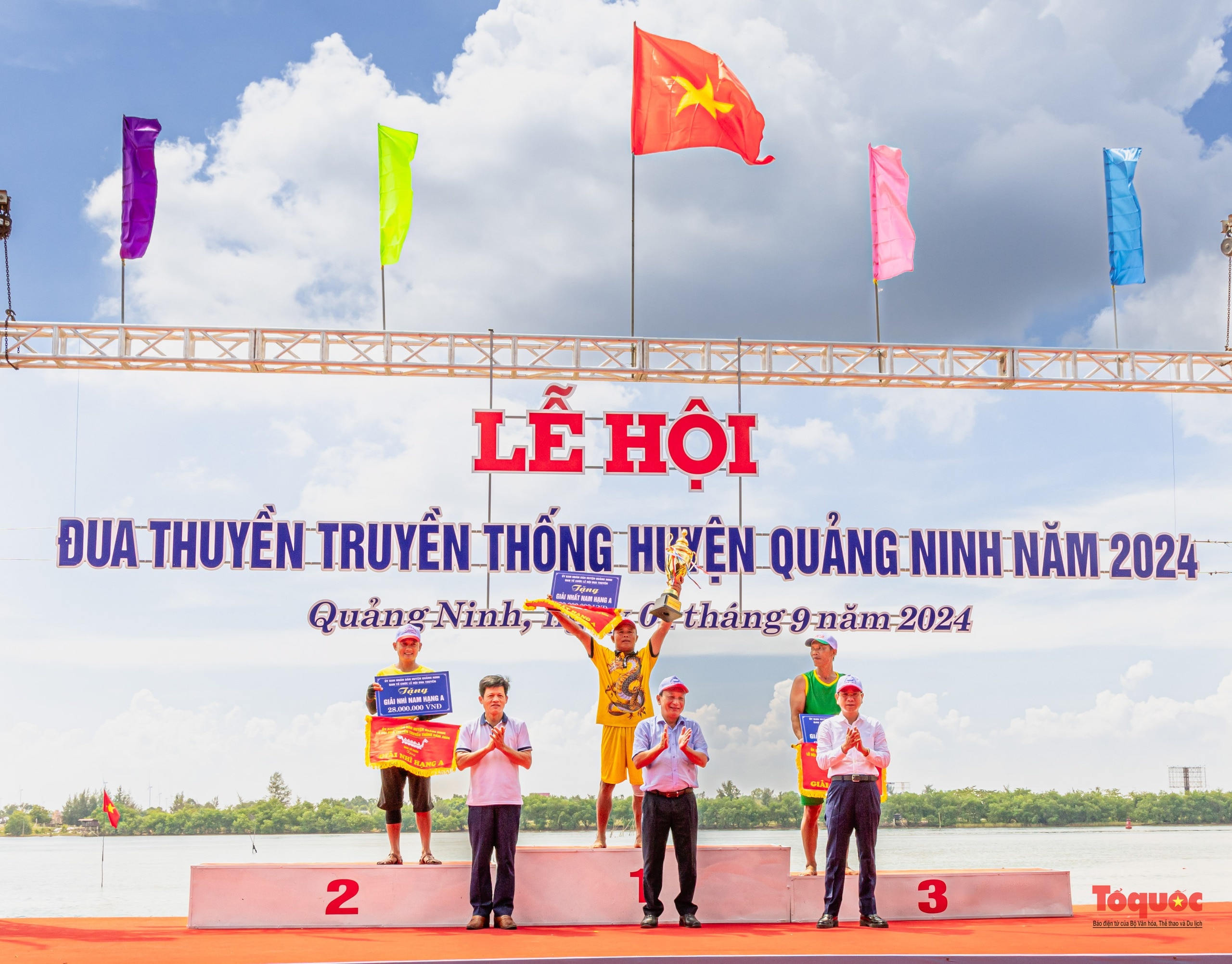 Hào hững lễ hội đua bơi cầu "mưa thuận gió hoà" trên dòng sông Nhật Lệ - Ảnh 17.