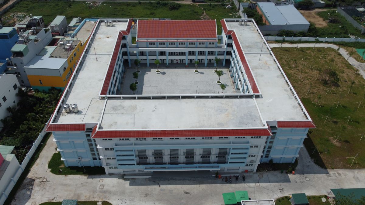 Trường Tiểu học Hoàng Văn Thụ (phường Bình Hưng Hòa B) diện tích 12.694m2, gồm 30 phòng học, 1.050 học sinh.  