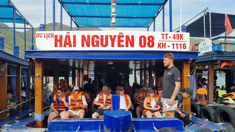 Trong nhiều năm qua, tour biển đảo tham quan các đảo trên vịnh Nha Trang, lặn và đi bộ dưới biển ngắm san hô cùng trải nghiệm tắm bùn, chơi các môn thể thao trên biển... đã thu hút đông đảo du khách đến với Nha Trang - Khánh Hòa.