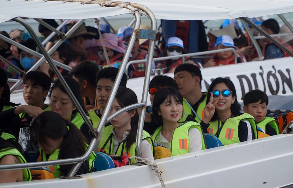 Để đảm bảo an toàn cho du khách, trong thời gian qua, Bến tàu du lịch Nha Trang đã phối hợp với cơ quan chức năng xây dựng kế hoạch kiểm tra, xử lý các trường hợp không chấp hành quy định pháp luật cũng như nội quy bến tàu. Đối với những trường hợp này, Bến tàu du lịch Nha Trang sẽ từ chối đón, trả khách.