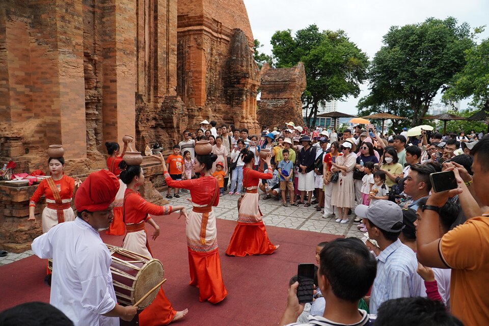 Tháp Bà Ponagar cũng thu hút đông đảo du khách xem múa Chăm và ngắm các tòa tháp độc đáo giữa lòng TP Nha Trang. 