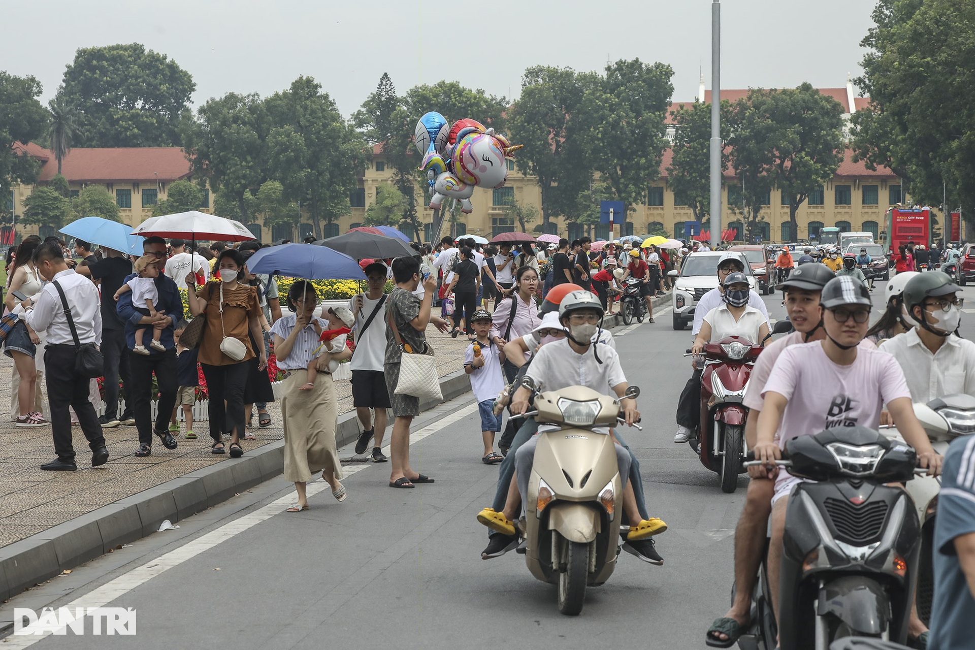 Đông đảo người dân đổ về Quảng trường Ba Đình lịch sử dịp lễ Quốc khánh - 7