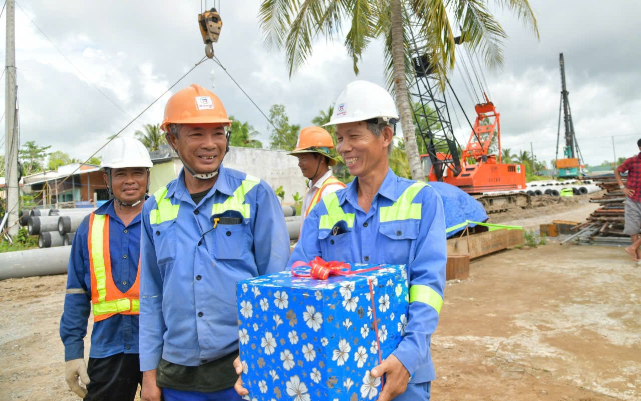 Bám công trường xuyên lễ, dồn lực thi công 37km cao tốc qua Hậu Giang- Ảnh 5.