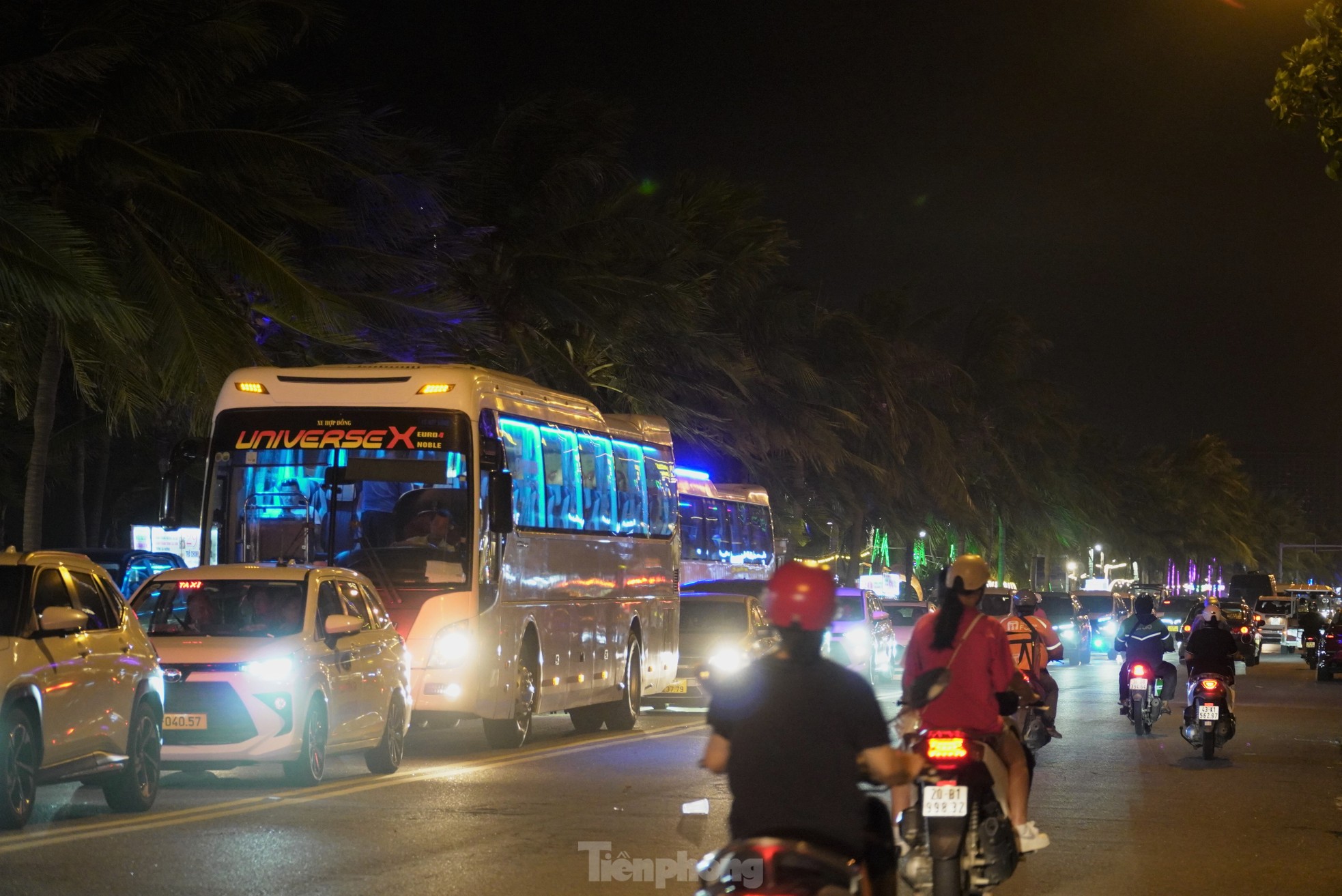 Đà Nẵng: Xe nối đuôi hàng trăm mét trên tuyến đường biển trong đêm ảnh 2