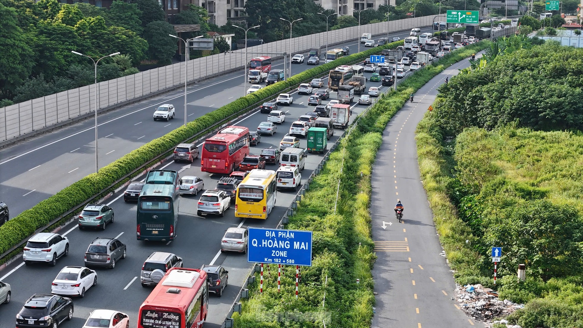 Hà Nội cuối ngày nghỉ: Bên ngoài đường tắc kẹt, nội đô thoáng lạ thường ảnh 4