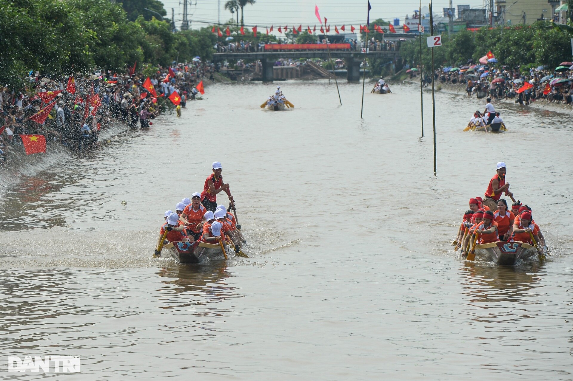 Sôi nổi, kịch tính giải thi bơi chải ngày Tết Độc lập ở Nam Định - 2