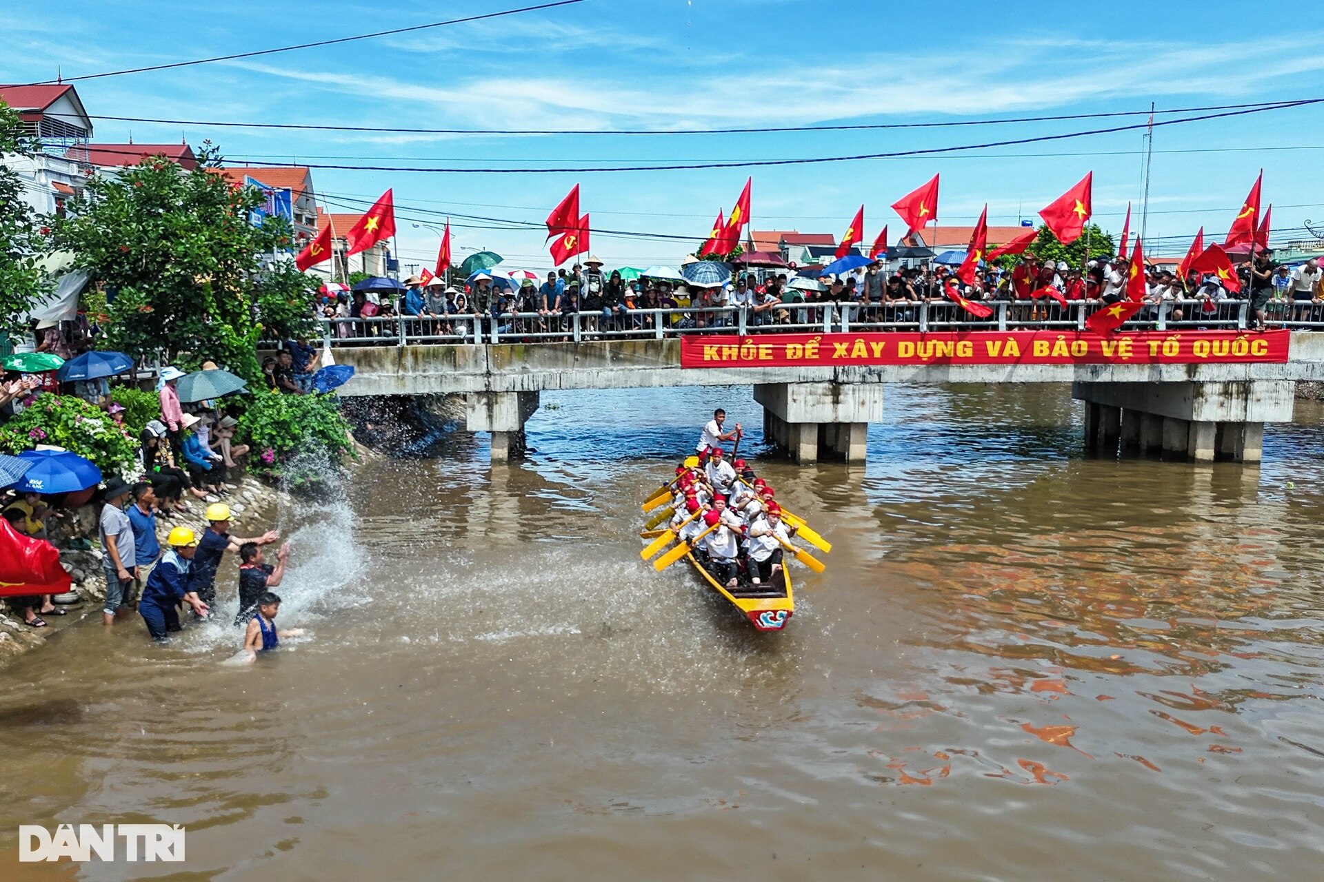 Sôi nổi, kịch tính giải thi bơi chải ngày Tết Độc lập ở Nam Định - 4