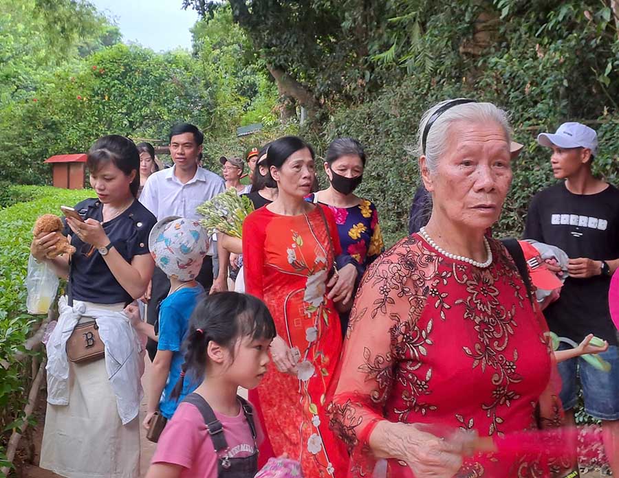 Nhiều gia đình đã chọn quê Bác làm điểm đến trong kỳ nghỉ dịp Quốc khánh. Ảnh: Lê Thủy