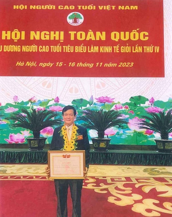 ông Nghiêm Xuân Hữu được Hội NCT Việt Nam tặng Bằng Khen.