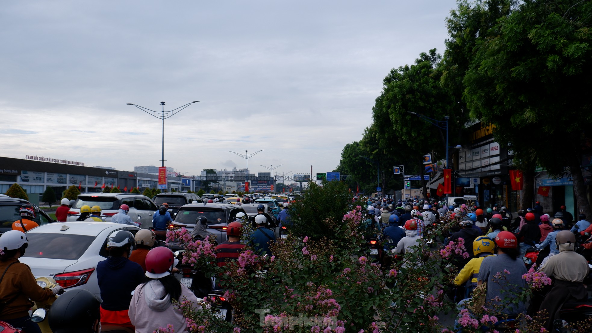 Đường phố TPHCM chật cứng người, xe trong ngày đầu đi làm sau lễ ảnh 9