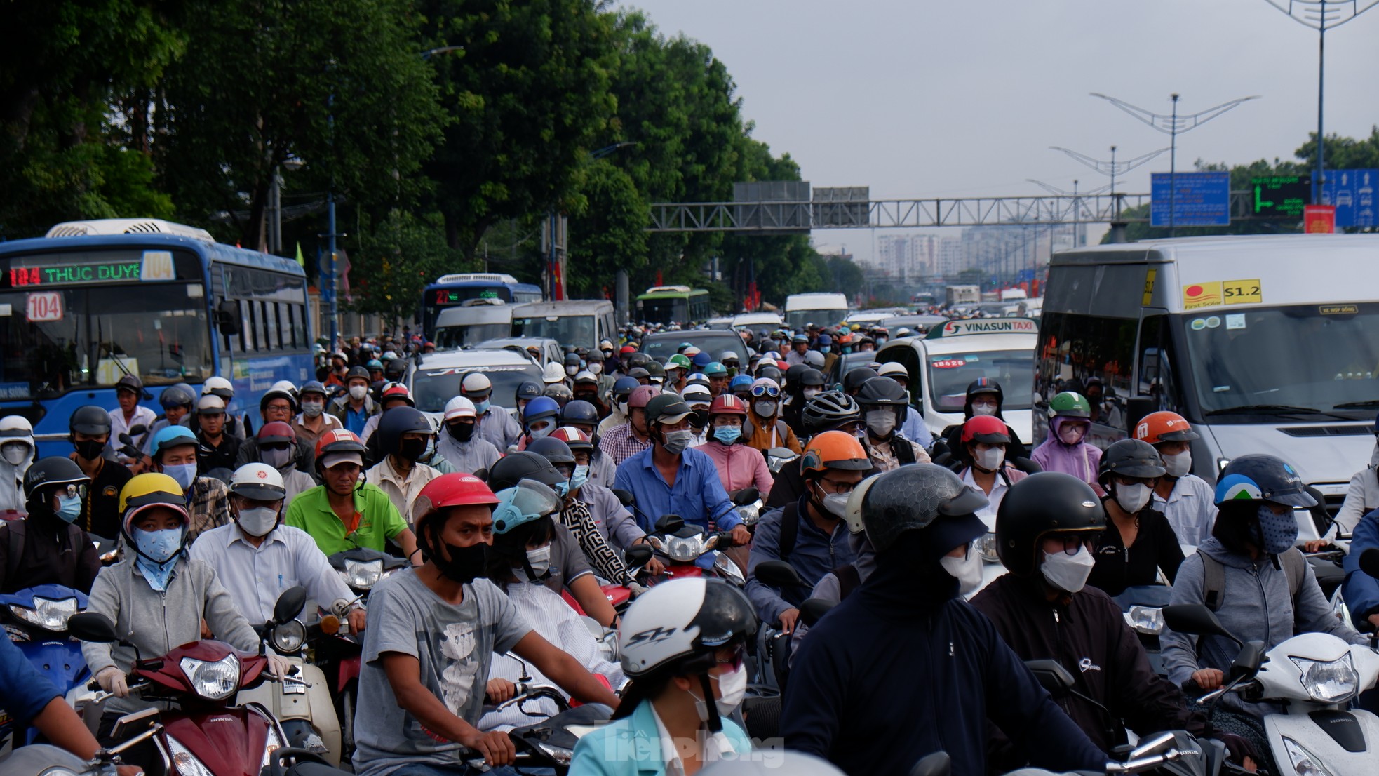 Đường phố TPHCM chật cứng người, xe trong ngày đầu đi làm sau lễ ảnh 10