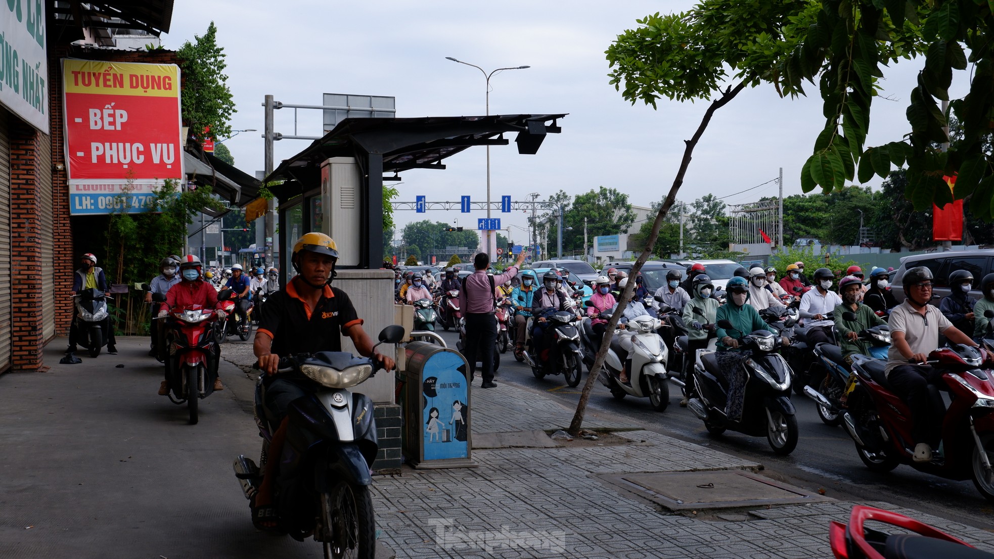 Đường phố TPHCM chật cứng người, xe trong ngày đầu đi làm sau lễ ảnh 12