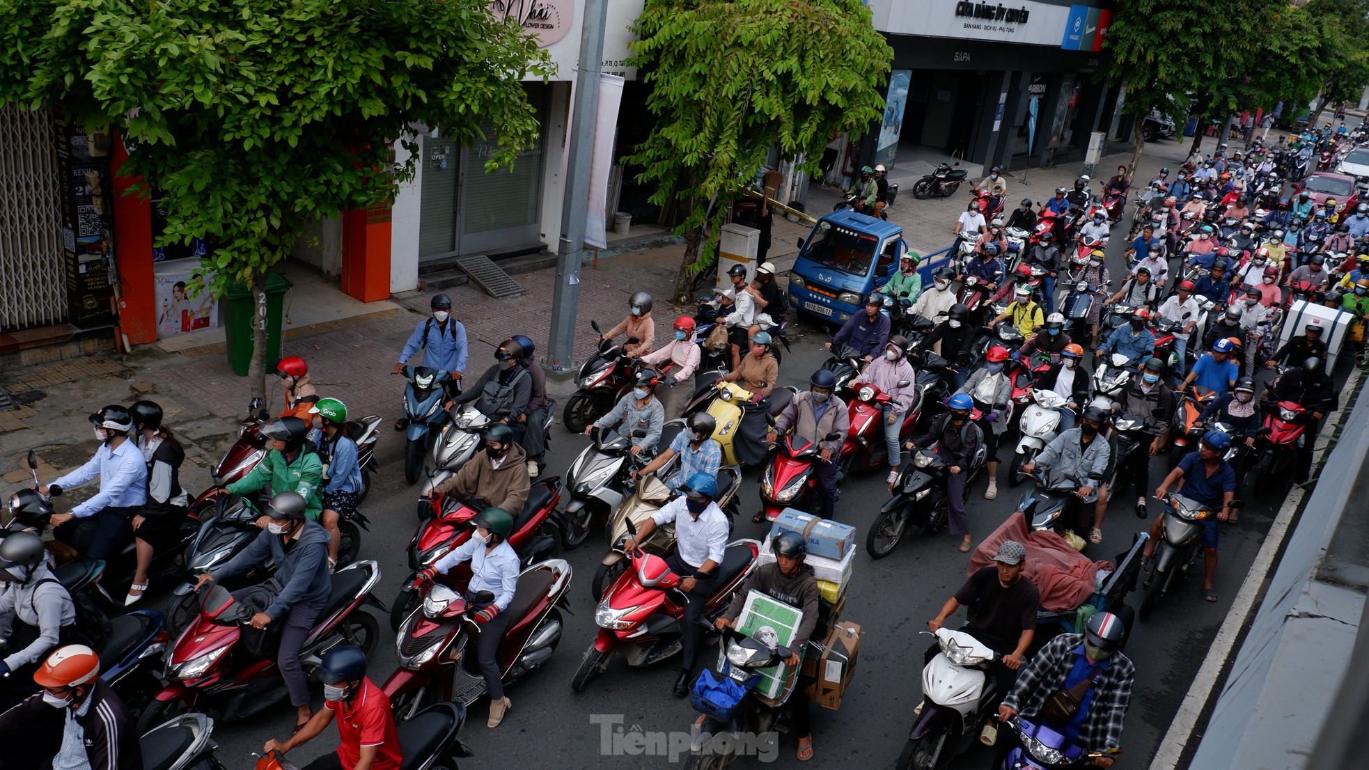 Đường phố TPHCM chật cứng người, xe trong ngày đầu đi làm sau lễ ảnh 14