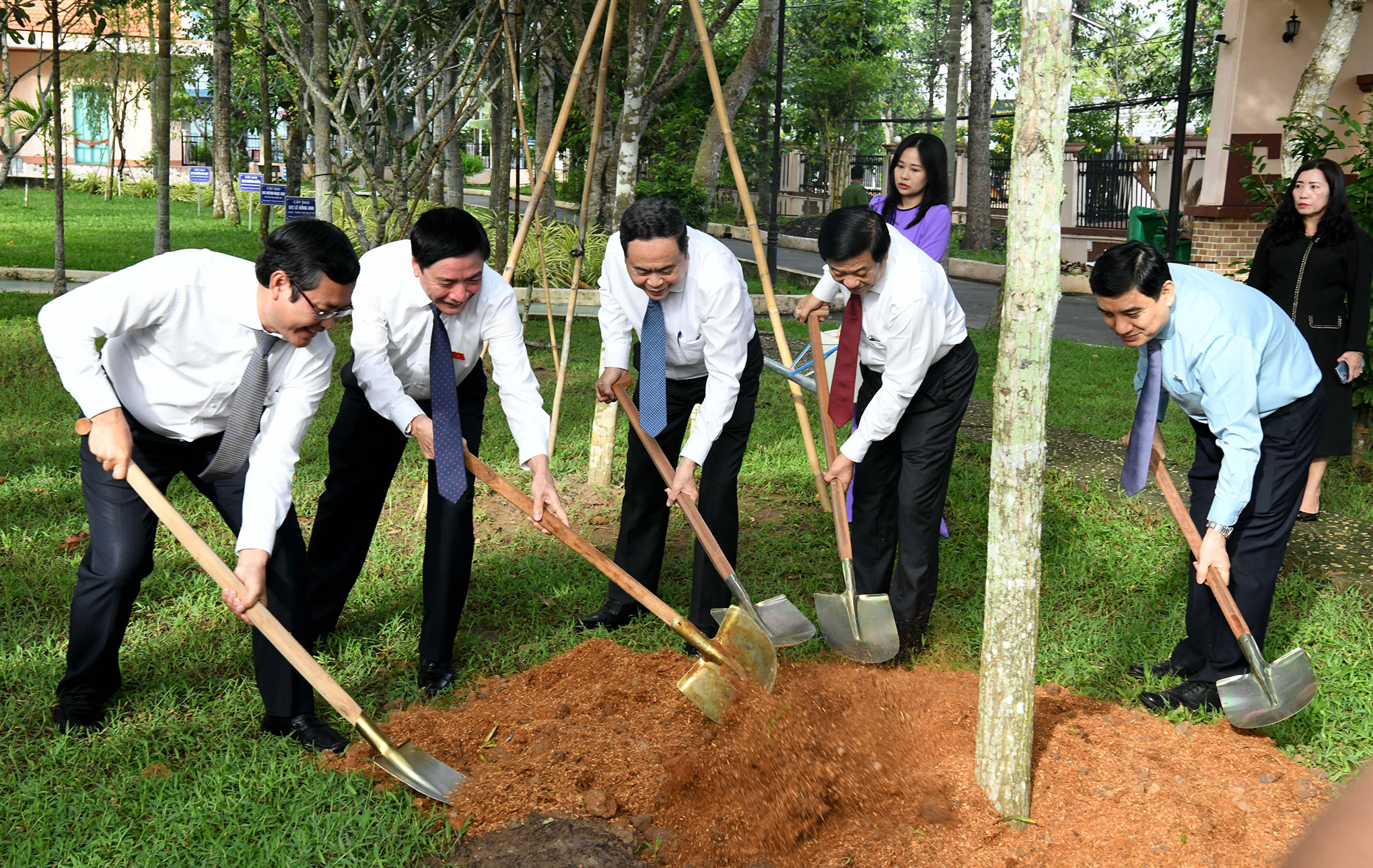 Chủ tịch Quốc hội Trần Thanh Mẫn dâng hương tưởng nhớ Chủ tịch Hội đồng Bộ trưởng Phạm Hùng và Thủ tướng Chính phủ Võ Văn Kiệt -0