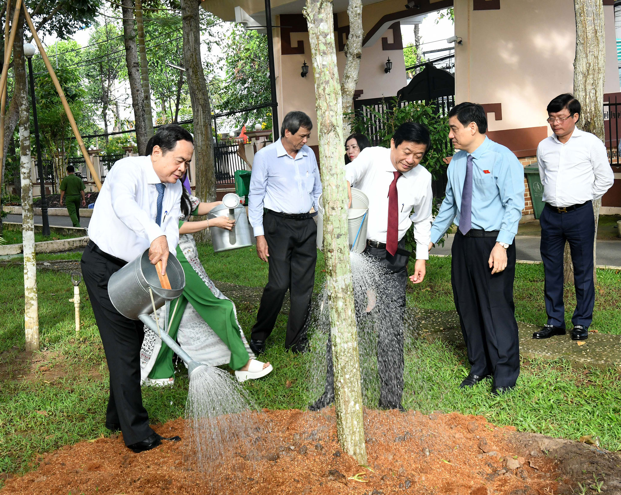 Chủ tịch Quốc hội Trần Thanh Mẫn dâng hương tưởng nhớ Chủ tịch Hội đồng Bộ trưởng Phạm Hùng và Thủ tướng Chính phủ Võ Văn Kiệt -0