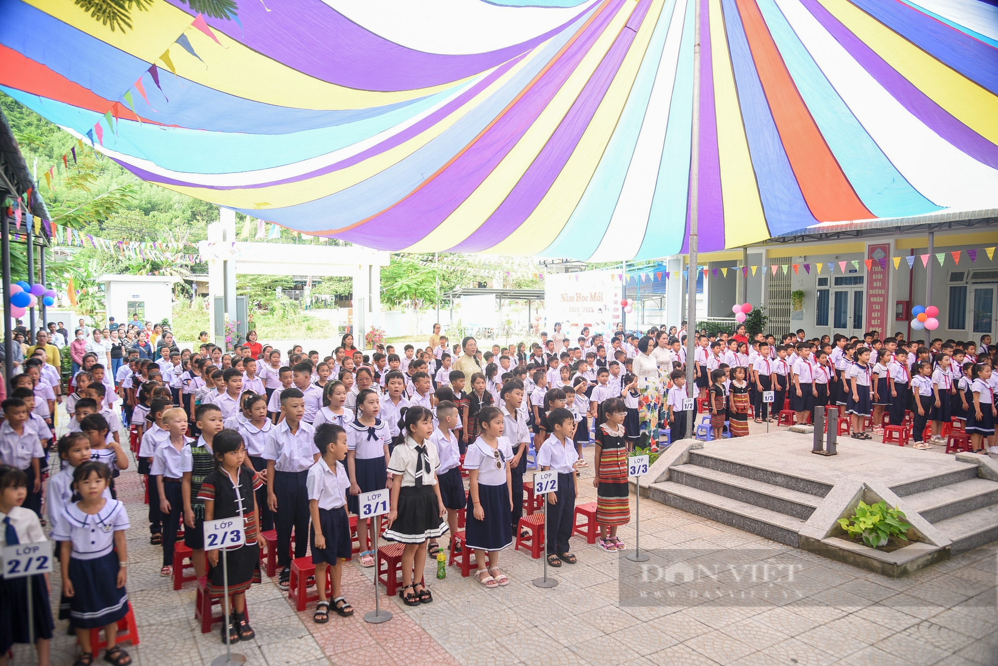 Trẻ em đồng bào Cơ Tu phấn khởi trong lần đầu khai giảng năm học mới- Ảnh 3.