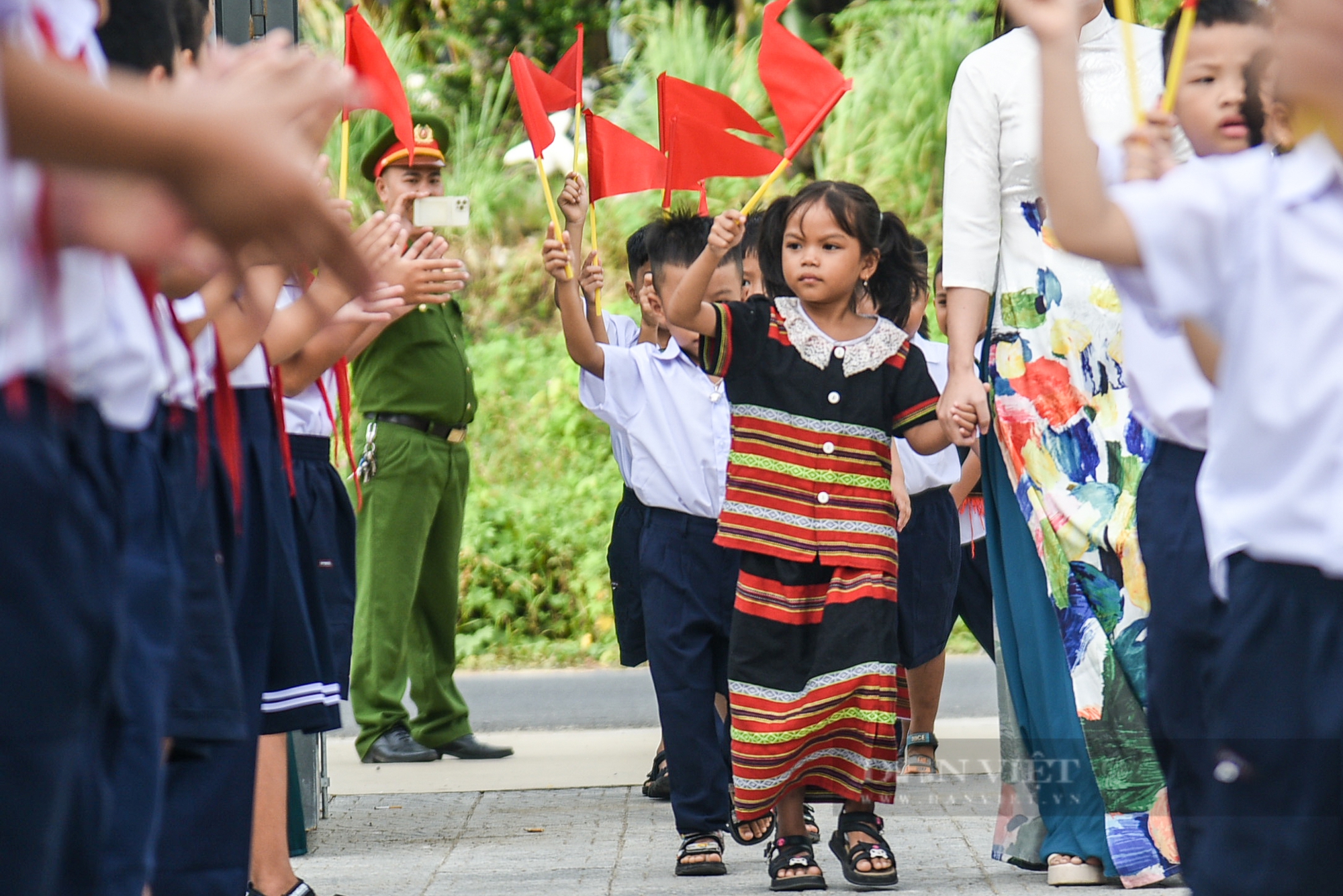 Trẻ em đồng bào Cơ Tu phấn khởi trong lần đầu khai giảng năm học mới- Ảnh 4.