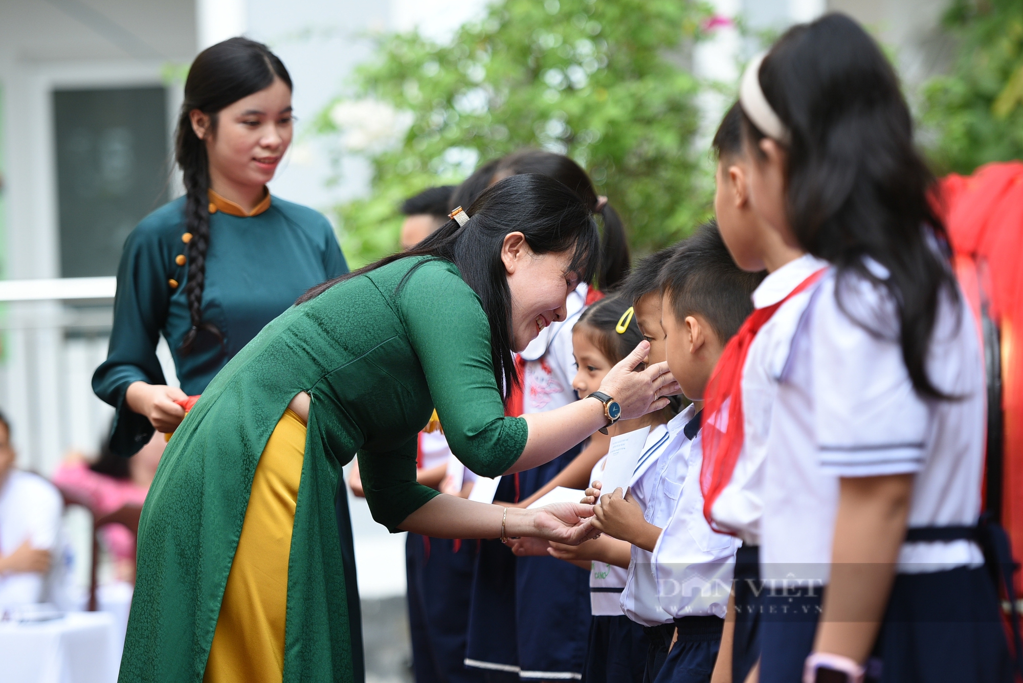 Trẻ em đồng bào Cơ Tu phấn khởi trong lần đầu khai giảng năm học mới- Ảnh 10.