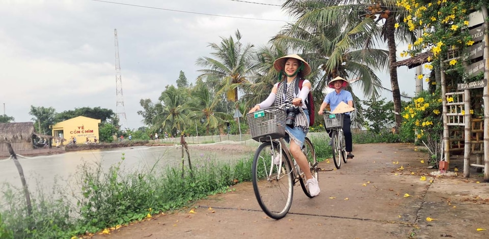 Du khách tham quan mô hình nhà vườn cây cảnh tại Cồn Chim tỉnh Trà Vinh. Ảnh: Hoài Nam