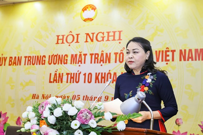 Phó Chủ tịch, Tổng Thư ký Ủy ban T.Ư Mặt trận Tổ quốc Việt Nam Nguyễn Thị Thu Hà trình bày Tờ trình