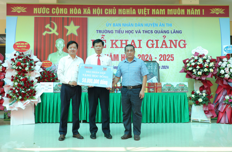 Báo Nhân Dân trao 50 suất học bổng tặng học sinh là con gia đình chính sách học giỏi -0