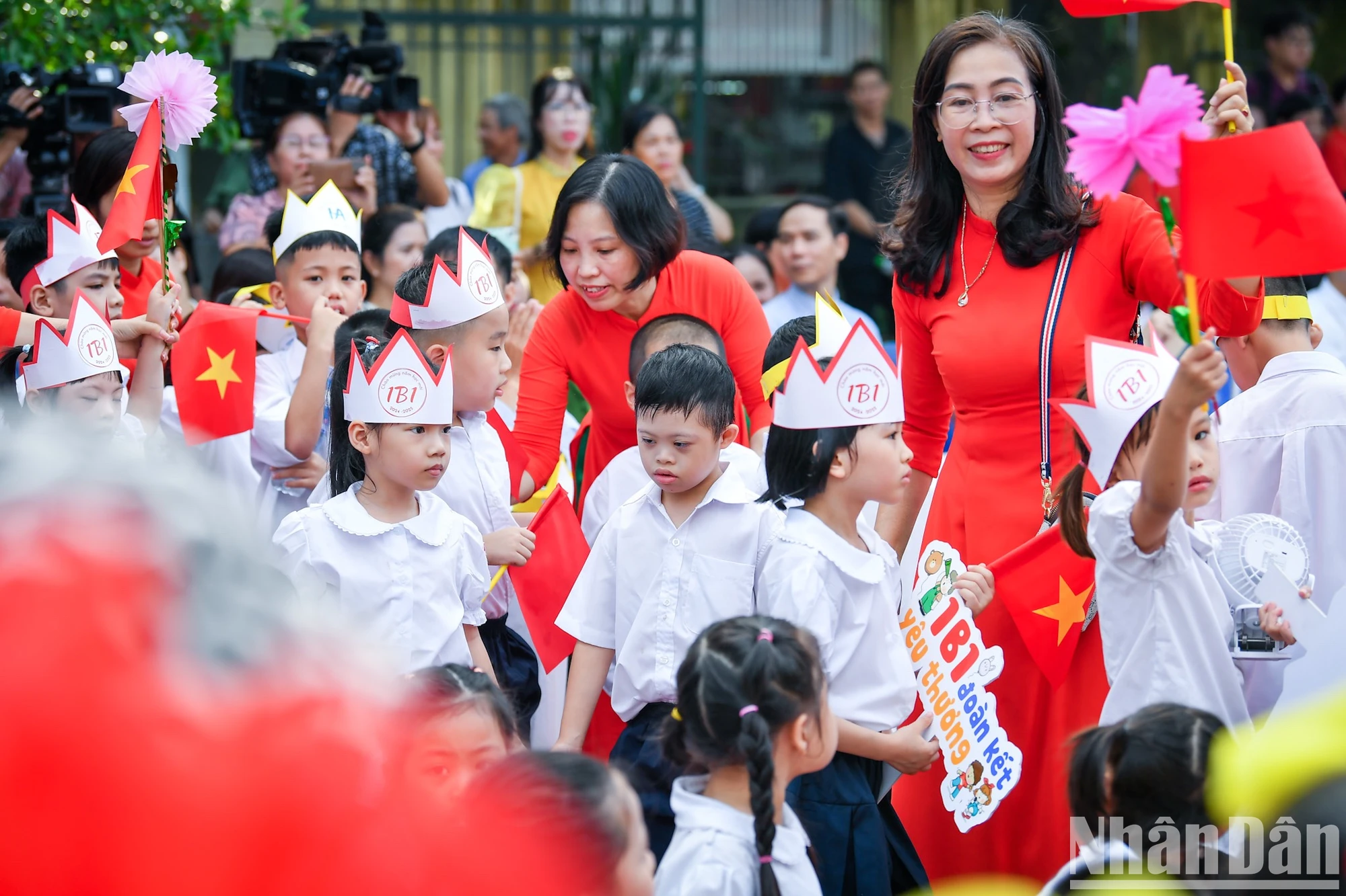 [Ảnh] Lễ khai giảng đặc biệt của những học sinh hát quốc ca... bằng đôi tay ảnh 10