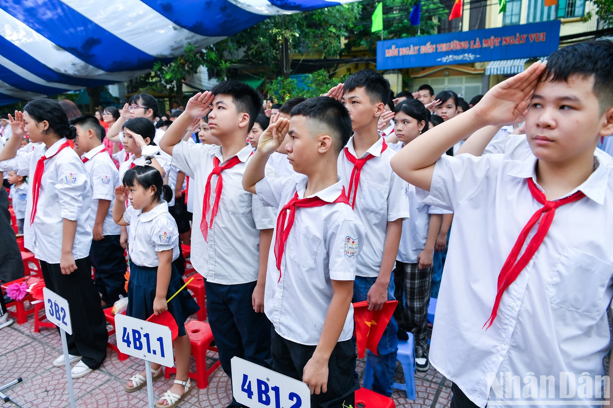 [Ảnh] Lễ khai giảng đặc biệt của những học sinh hát quốc ca... bằng đôi tay ảnh 12