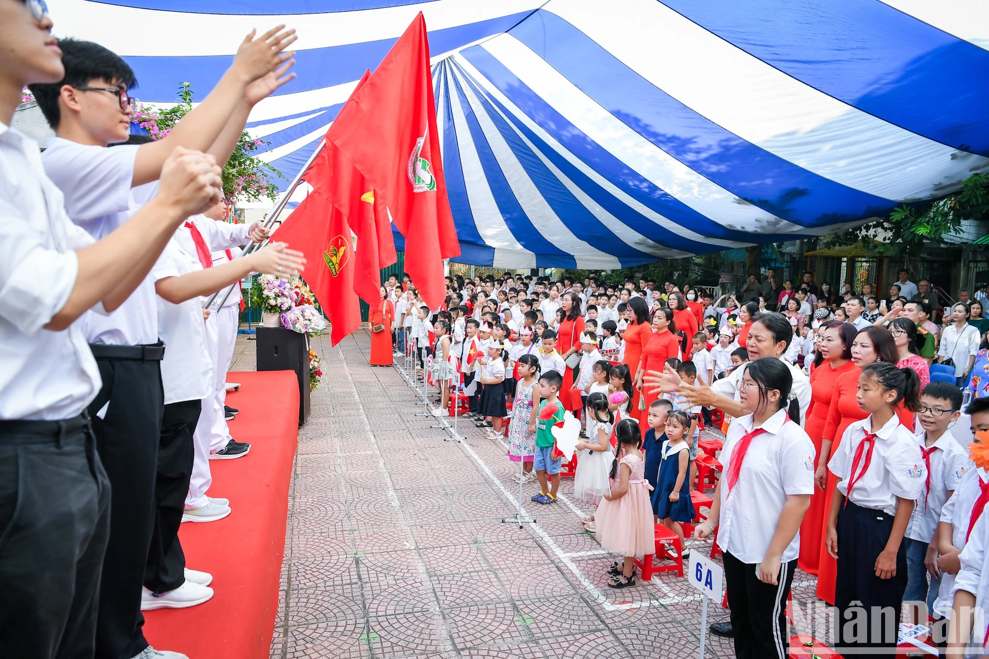 [Ảnh] Lễ khai giảng đặc biệt của những học sinh hát quốc ca... bằng đôi tay ảnh 13