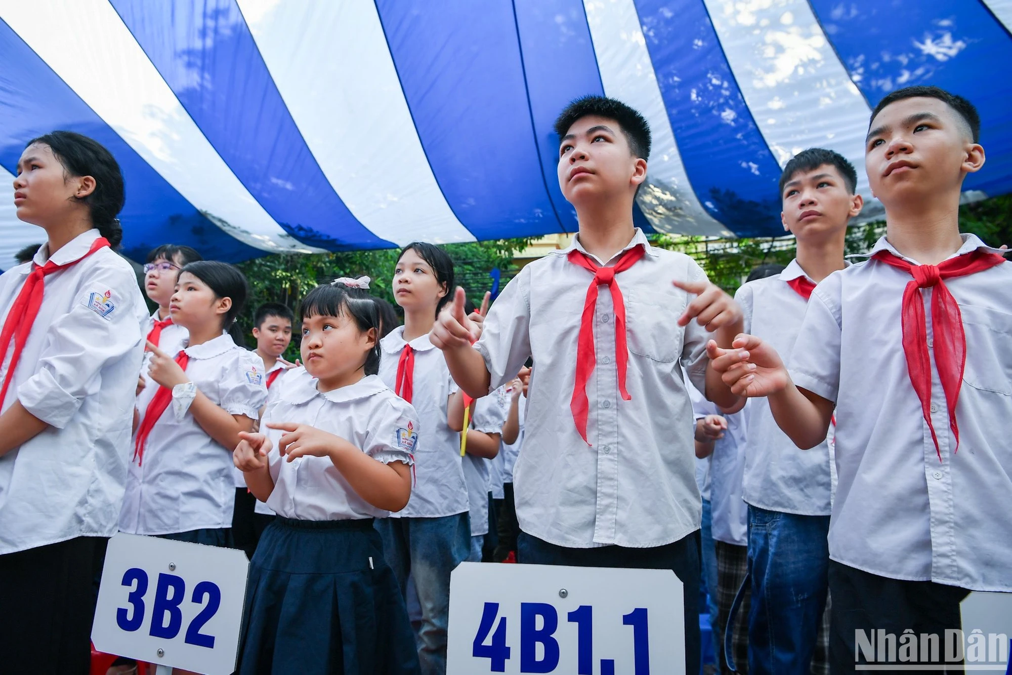 [Ảnh] Lễ khai giảng đặc biệt của những học sinh hát quốc ca... bằng đôi tay ảnh 17