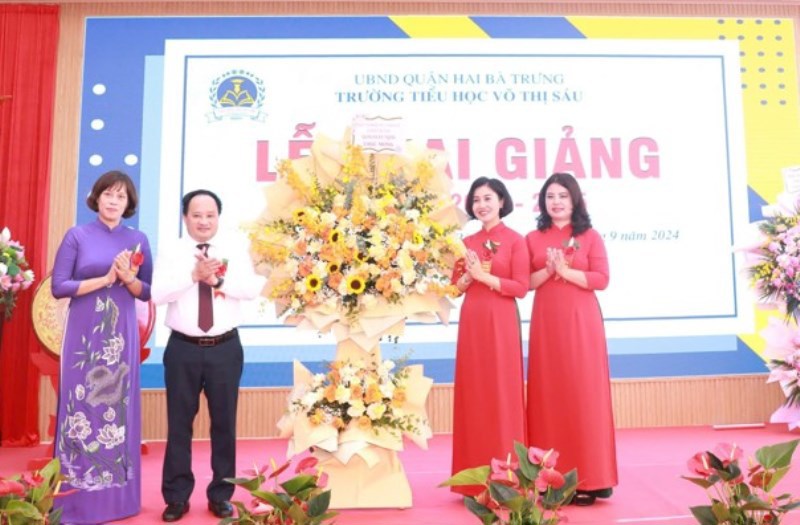 Lãnh đạo Quận Hai Bà Trưng chúc mừng tập thể cán bộ, giáo viên, nhân viên, học sinh Trường Tiểu học Võ Thị Sáu