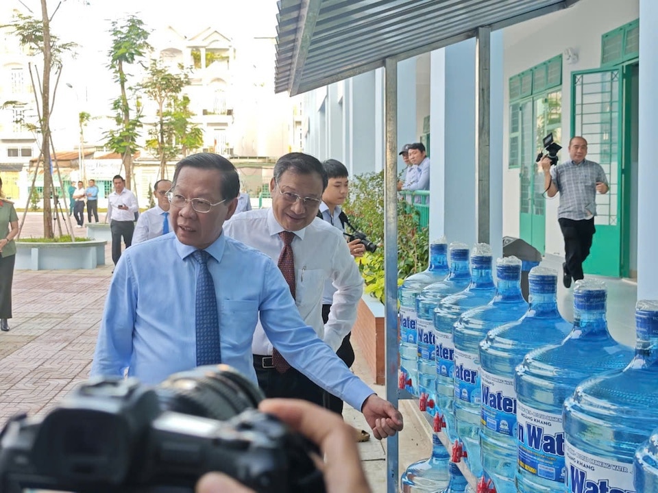 Chủ tịch UBND TP Hồ Chí Minh Phan Văn Mãi kiểm tra phòng học và cơ sở vật chất trước giờ khai giảng tại trường THCS Bình Trị Đông B