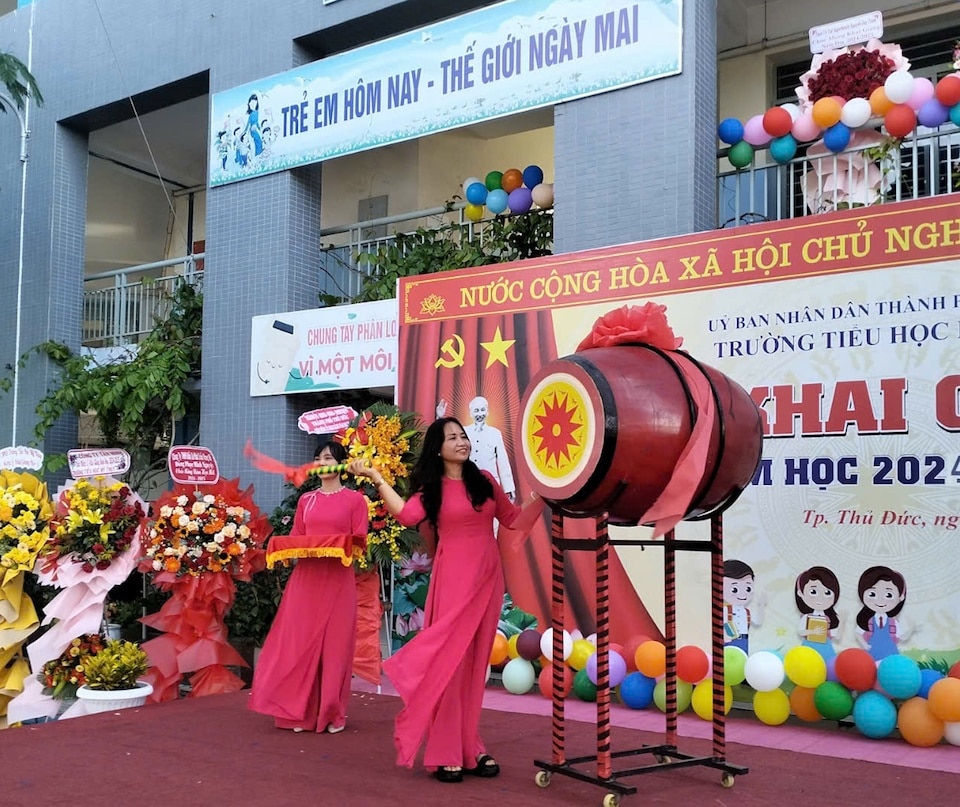 Cô Nguyễn Thị Thu Hương - Bí thư chi bộ, Hiệu trưởng Trường tiểu học Mỹ Thủy đánh trống khai giảng năm học mới 2024 - 2025