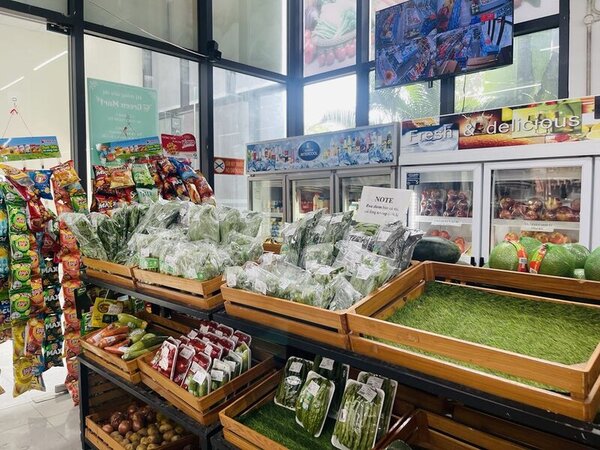 Siêu thị Green Mart trong khu chung cư không có cảnh hết hàng hoá do người dân mua tích trữ. Ảnh: Lan Hà