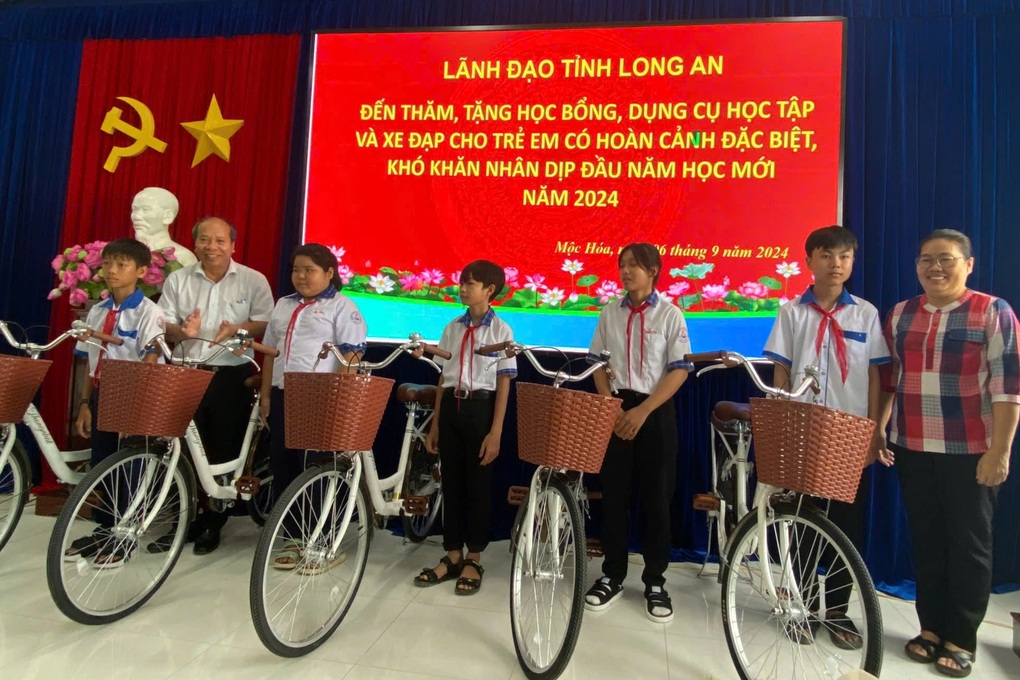 Học sinh đặc biệt khó khăn ở Long An vui mừng nhận quà năm học mới - 2