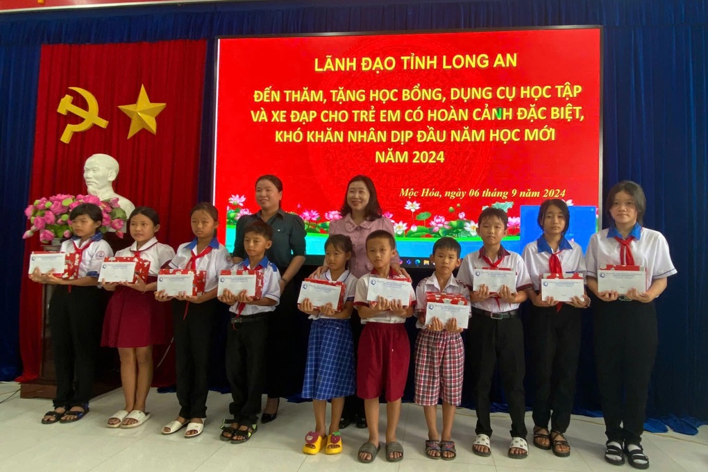 Học sinh đặc biệt khó khăn ở Long An vui mừng nhận quà năm học mới - 3