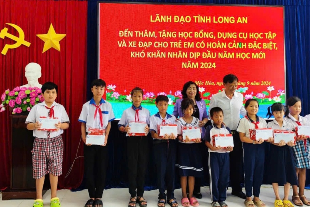 Học sinh đặc biệt khó khăn ở Long An vui mừng nhận quà năm học mới - 4