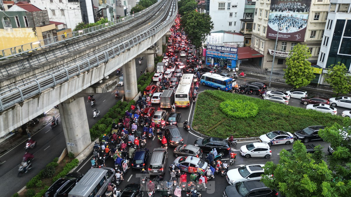 Giao thông Hà Nội hỗn loạn, người dân tháo chạy về nhà tránh bão ảnh 2