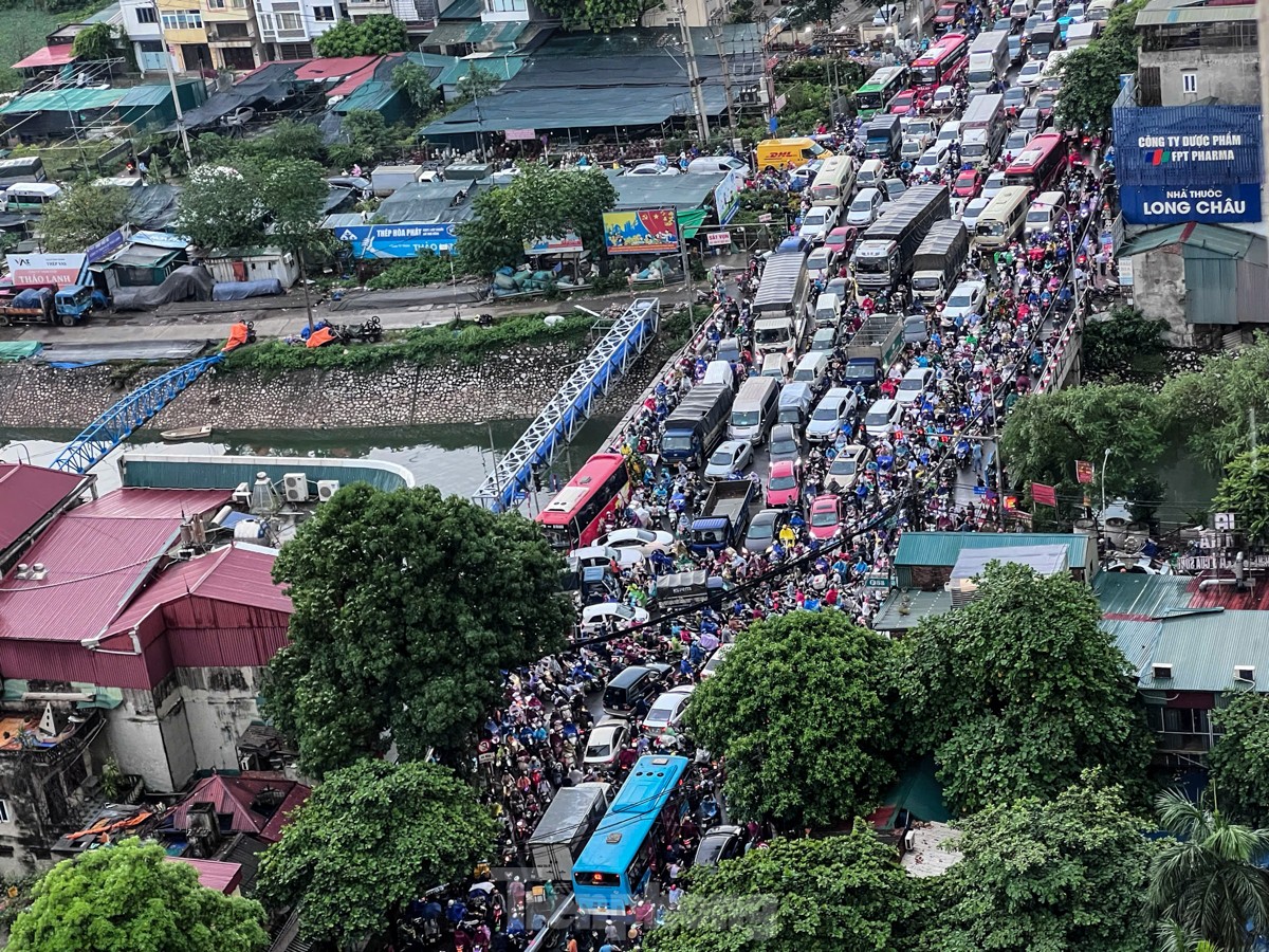 Giao thông Hà Nội hỗn loạn, người dân tháo chạy về nhà tránh bão ảnh 7