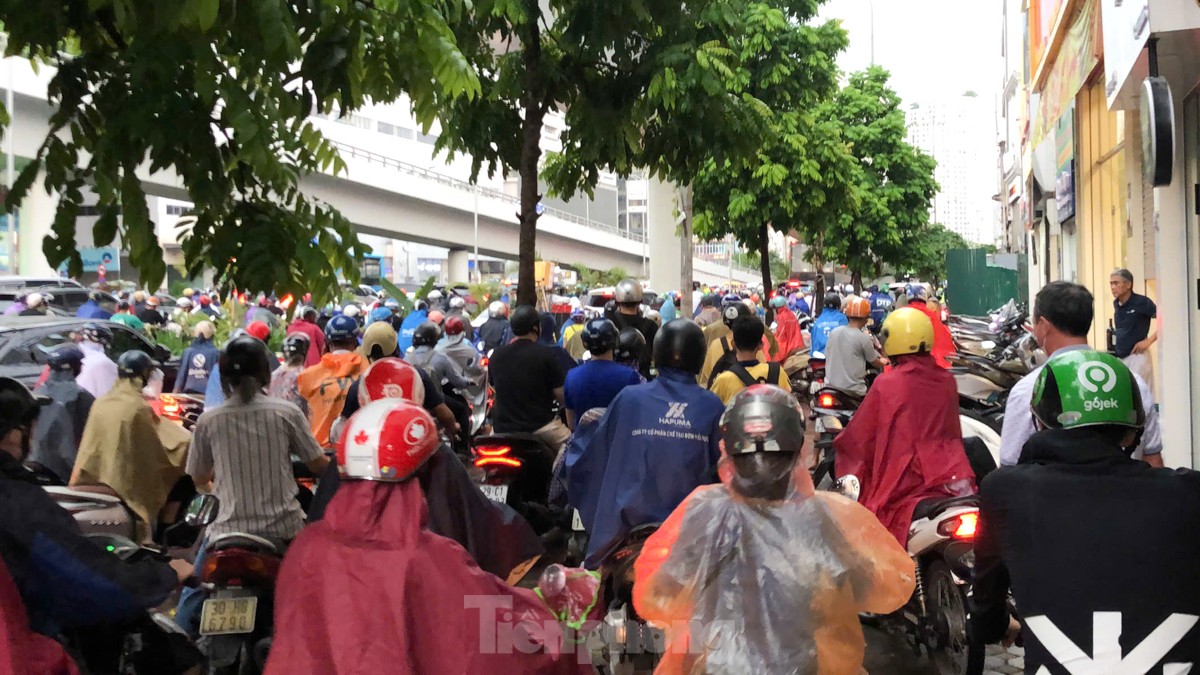 Giao thông Hà Nội hỗn loạn, người dân tháo chạy về nhà tránh bão ảnh 10