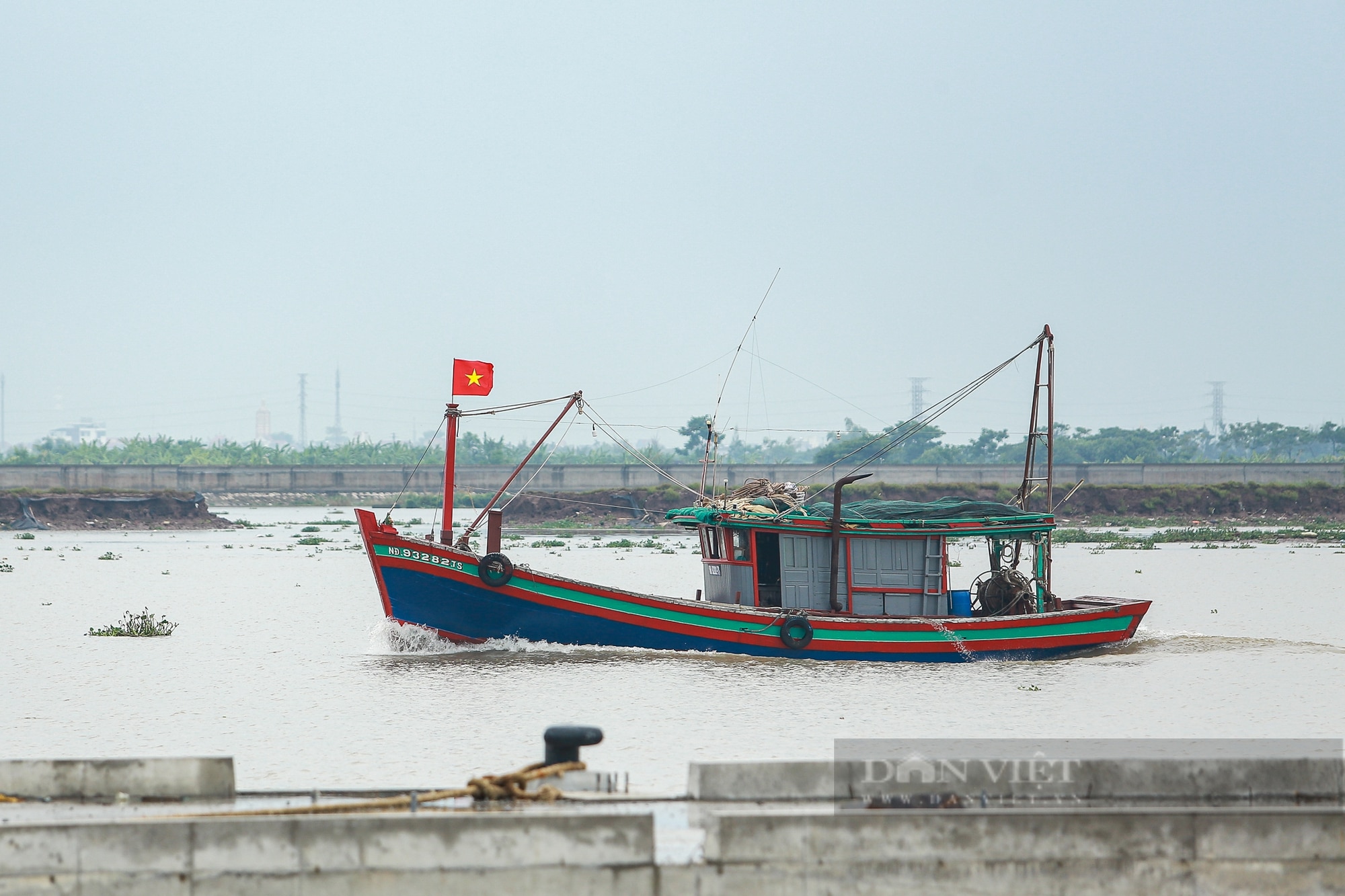 Ngư dân Nam Định đằm mình trong nước để chằng buộc tàu thuyền đối phó siêu bão Yagi- Ảnh 3.