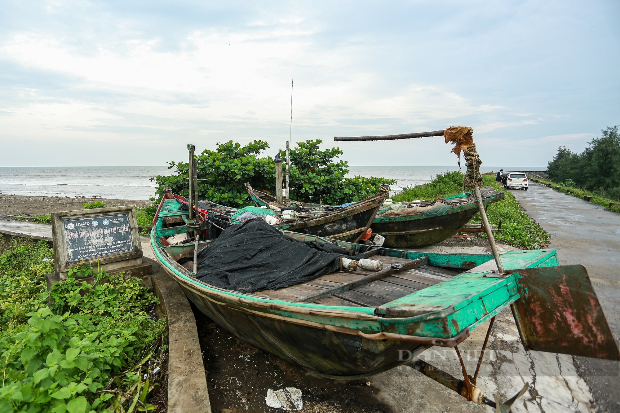 Ngư dân Nam Định đằm mình trong nước để chằng buộc tàu thuyền đối phó siêu bão Yagi- Ảnh 5.