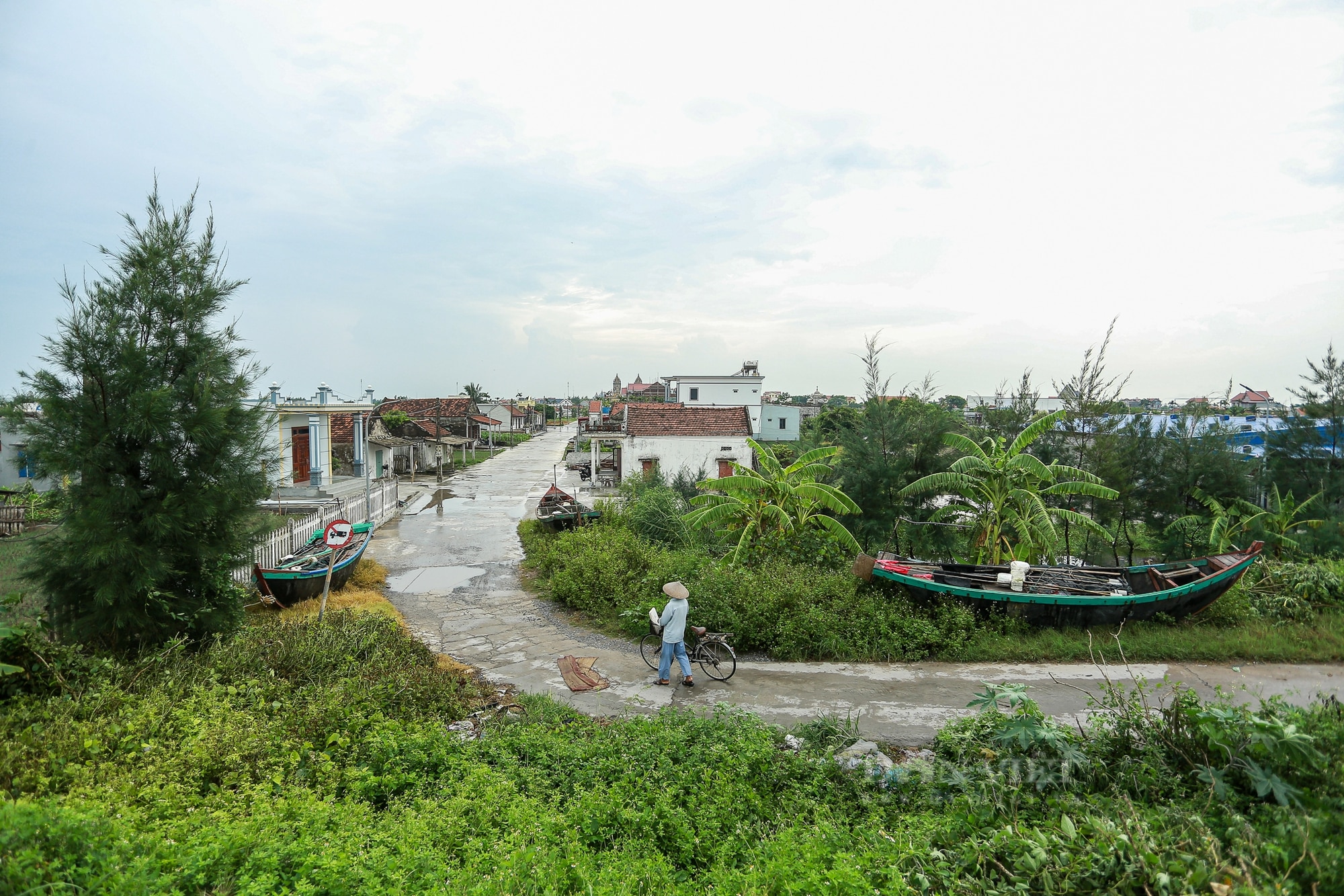 Ngư dân Nam Định đằm mình trong nước để chằng buộc tàu thuyền đối phó siêu bão Yagi- Ảnh 6.