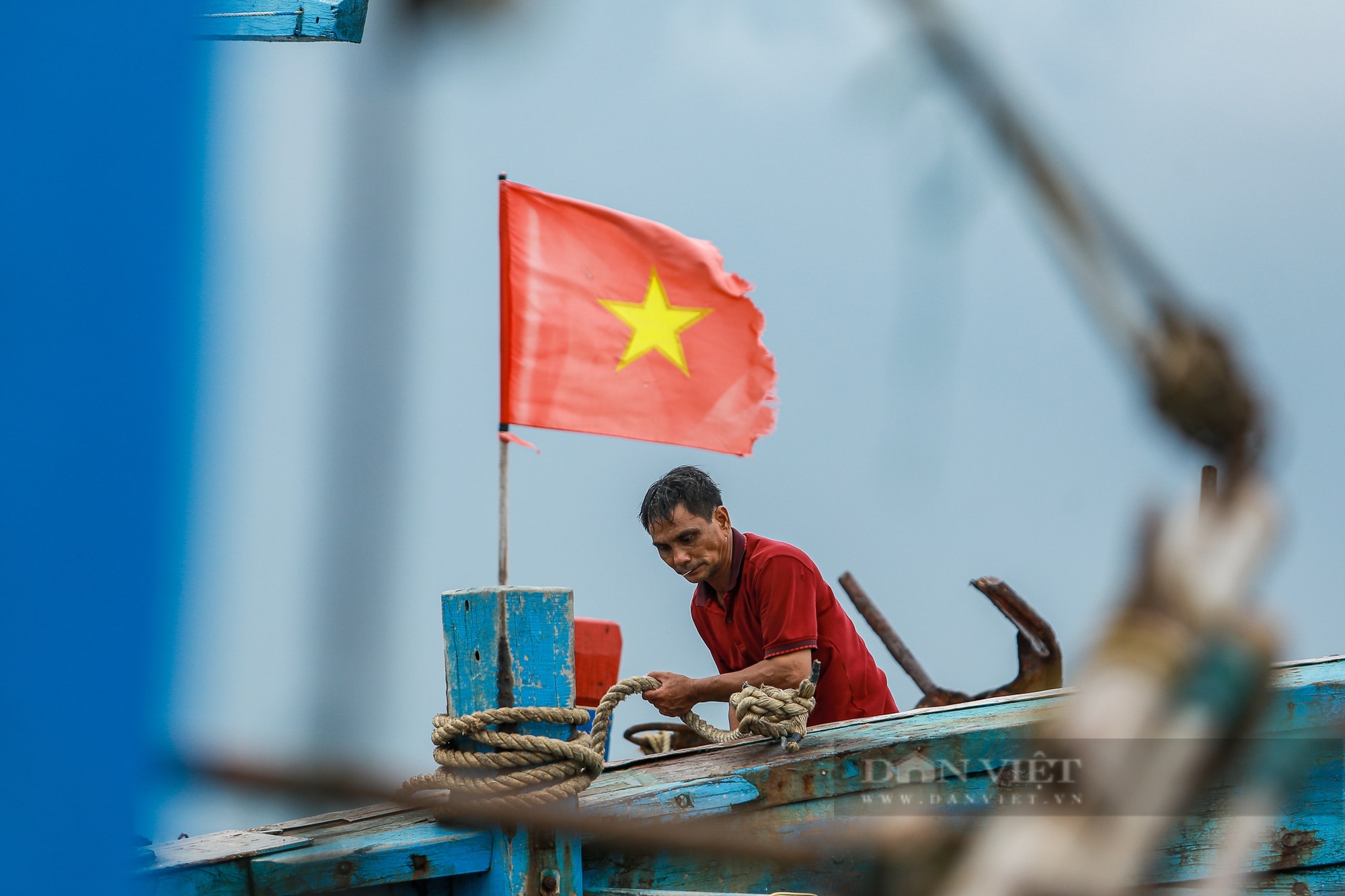 Ngư dân Nam Định đằm mình trong nước để chằng buộc tàu thuyền đối phó siêu bão Yagi- Ảnh 8.