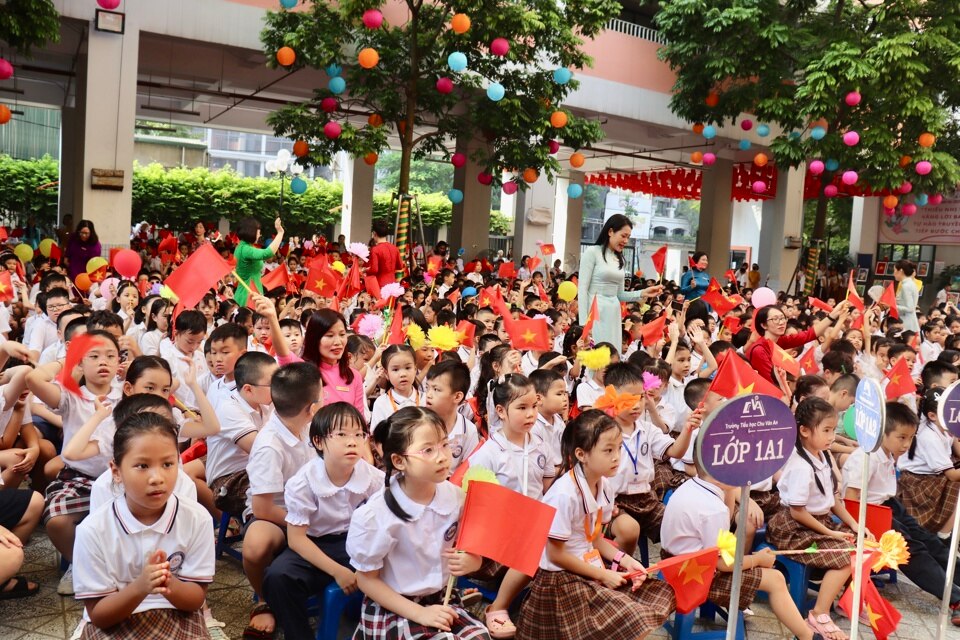 Các em học sinh trường Tiểu học Chu Văn An phấn khởi đón chào năm học mới