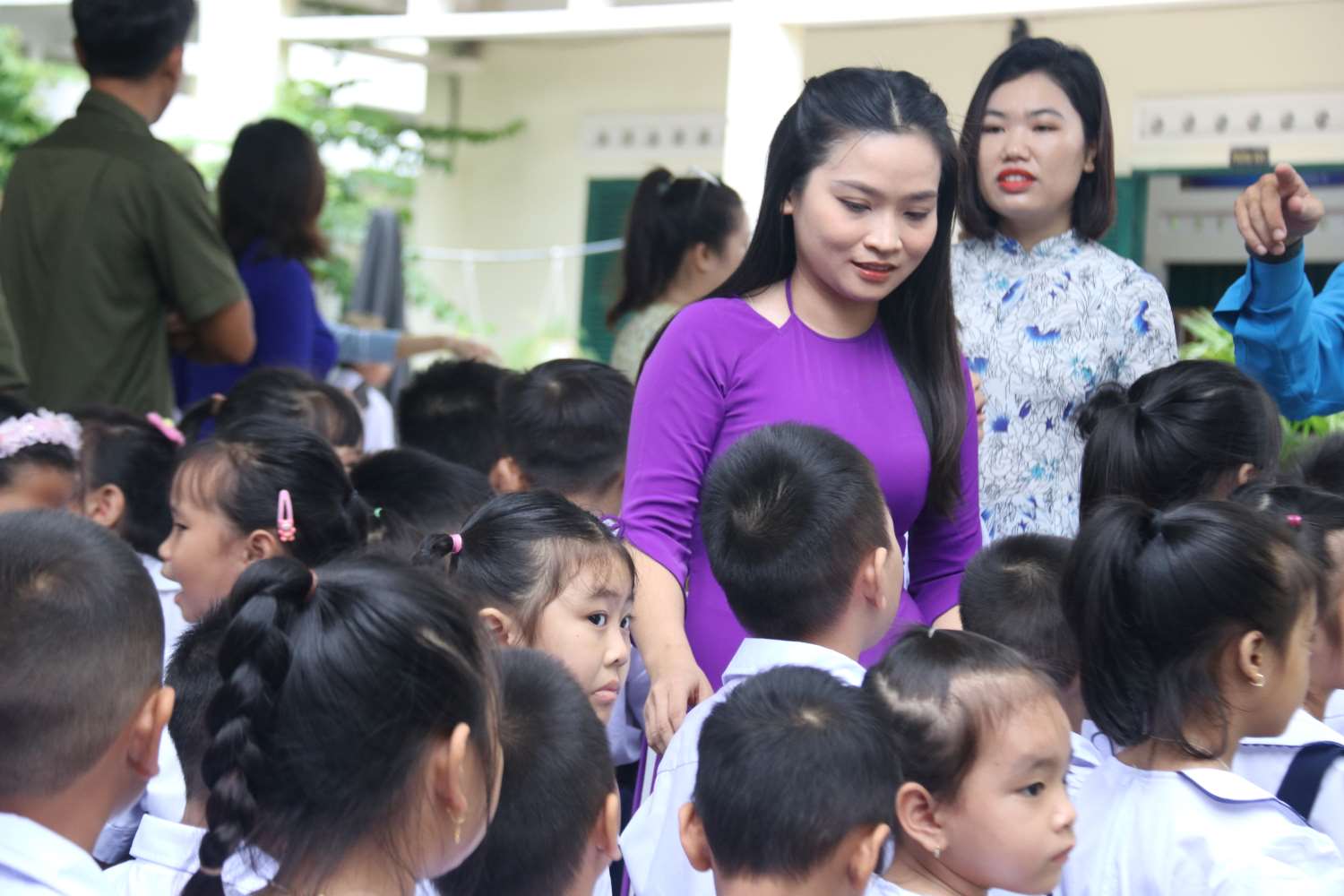 Cô Phạm Thị Thu Hương và cô Nguyễn Thị Liên đón các em học sinh vào lớp 1 . Ảnh: Phương Linh