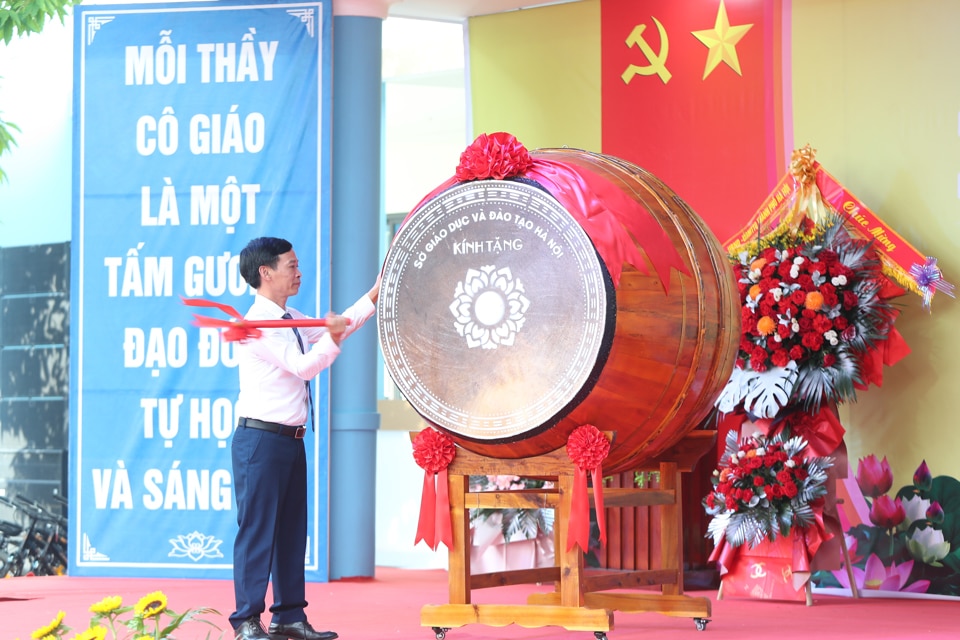 Đánh trống khai giảng năm học 2024 - 2025 tại Trường THPT Minh Quang.